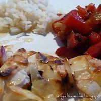 Reis mit Paprika-Gemüse und Mandel-Hühnchen