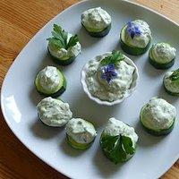 Zucchini mit Ziegenkäse-Minz-Dip