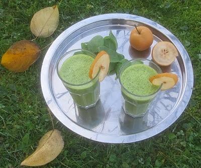 Grüner smoothie mit babyspinat und nashi