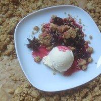 Plaumen-Crumble mit Vanilleeis