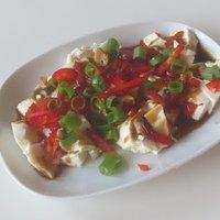 Kalter Tofu mit roter Paprika
