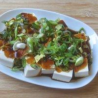 Kalter Tofu mit Frühlingszwiebeln und Ingwer