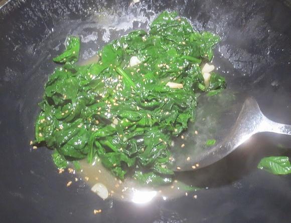 Spinat mit Sesam