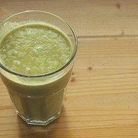 Hellgrüner Banane-Melonen-Smoothie