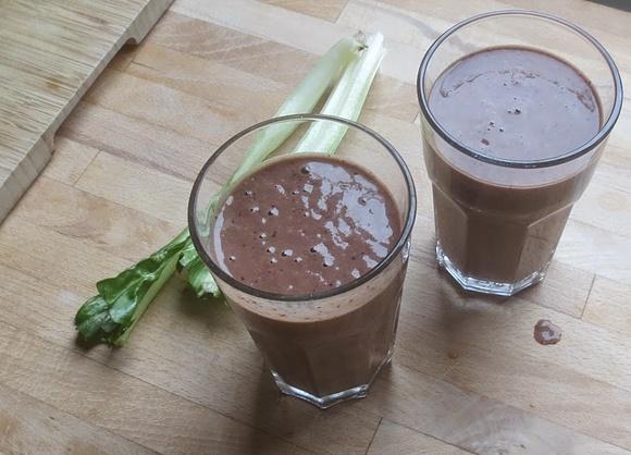 Mangold-Beeren-Kräuter-Smoothie