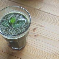 Mangold-Blaubeer-Shake mit Minze