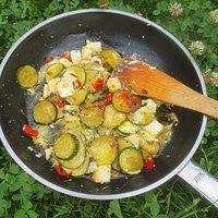 Zucchini mit Feta, aus der Pfanne