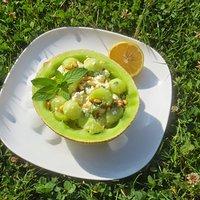 Melone mit Feta und Pinienkernen