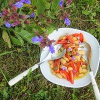Salat aus weißen Bohnen und Salbei