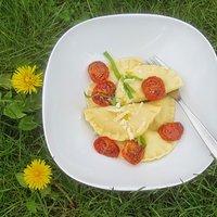 Ravioli mit Bärlauch-Spargel-Füllung und confierten Tomaten