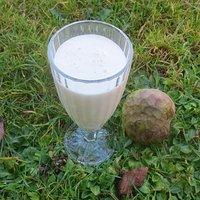 Weißer Tee-Smoothie mit Cherimoya