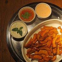 Gebackene Kürbissticks mit drei Dips