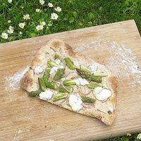 Flammkuchen mit grünem Spargel