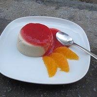Cashew-Sülze mit Erdbeersauce