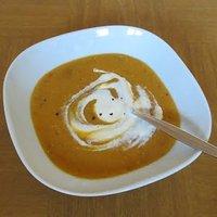 Rote Linsen-Süßkartoffel-Tomaten-Suppe