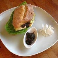 Camemburger mit Jostabeer-Chutney