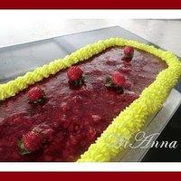 Torte Himbeere auf Schokoladenwolke