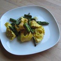 Gebratener grüner Spargel zu Tortellini