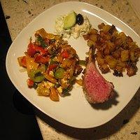Lamm mit Paprika-Zwiebel-Feta-Gemüse