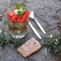 Avocado-Tomatensalat im Glas