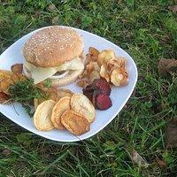 Cheeseburger mit selbstgemachten Gemüsechips