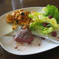 Süßkartoffeln zu Steak und Himbeer-Salat