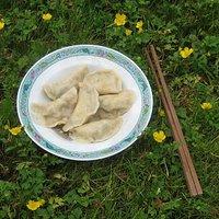 Jiaozi mit Frühlingszwiebeln und Shrimps