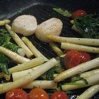 Gebratene Minispargel mediterran