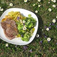 Broccoli-Lauch-Gemüse mit Steaks und Backofenkartoffeln