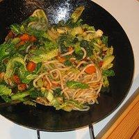 Udon-Nudeln mit Wirsing und Kürbis
