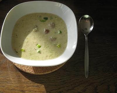 Lauch-Käse-Suppe mit Fleischbällchen