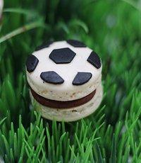 Startklar für das EM- Viertelfinale: Fußball Macarons mit dunkler Schoko-Kaffee-Ganache