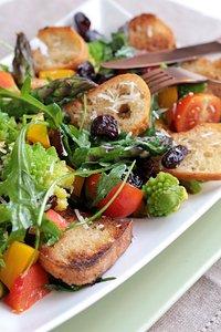 Lauwarmer Spargel-Brot-Salat mit getrockneten Kirschen [Werbung]