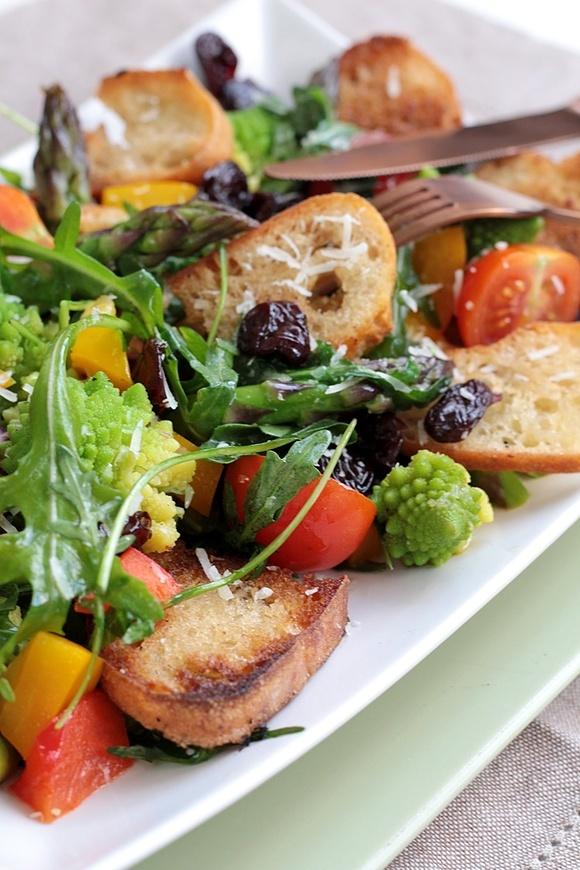 Lauwarmer Spargel-Brot-Salat mit getrockneten Kirschen