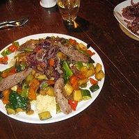 Couscous mit Gemüse, Lamm und Zwiebeln