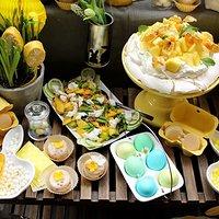 Ein Sweet table zu Ostern in gelb, grau und weiß und eine herrlich luftige Pavlova mit Ananas, Physalis und Minzzucker