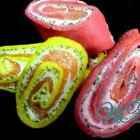 Bunte Lachs-Crêpe-Röllchen