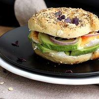 Everything Bagel mit Avocado und Ei [Frühstück deluxe]
