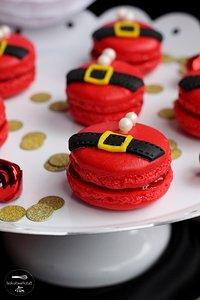 Der rote Mantel ist ein wirkliches Allroundtalent: Weihnachtsmann-Macarons mit fruchtiger Erdbeerfüllung
