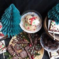 Einladung zum Adventskaffee [ein weihnachtlicher sweet table in rot & grün]