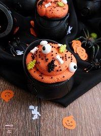 Giftige Hexenkessel-Cupcakes mit Käfern und Augen und glühendem Frosting [Halloween-Idee Nr.3].