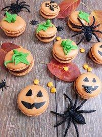 Süßes oder Saures: Zwei Ideen für Kürbis-Macarons mit herbstlicher Zimt-Schokoladen-Füllung [Halloween Ideen]