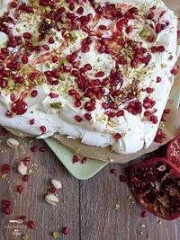Pavlova mit Schmand-Sahne, Granatapfelkernen und Pistazien als Topping [und ein Blick in die Degustabox im September]