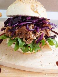 Pulled Pork Burger mit Rotkohlsalat und selbstgemachten Burger Buns