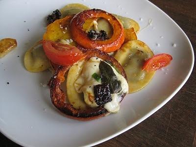 Ravioli mit kürbis, tomaten und mozzarella