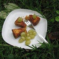 Camembert-Snack mit glasierten Trauben