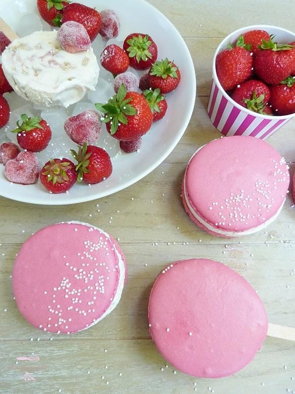 Fruchtige Macaron-Eissandwichs