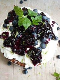 Blaubeer-Torte mit Frischkäsecreme und Möhren-Nuss-Boden und ein paar Worte zum Trend "Naked Cakes"