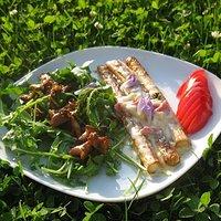 Gebratener Spargel und Pfifferlinge auf Rucola