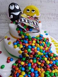 Zweistöckige M&M-Torte mit Fondant und einer gefühlten Tonne M&Ms